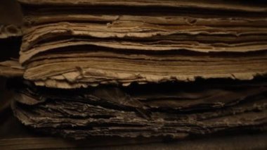 Kaydedilmiş ortaçağ kitaplarının antik yazıtlarla olan Macro görüşü. Dini edebiyat, arşiv el yazmaları, nadir koleksiyon kitapları, eserler. Yüksek kalite 4k görüntü