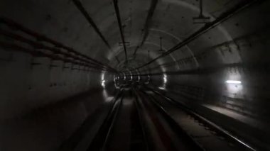 Sürücüsüz metro treninin arka kabin manzarası yeraltı tünelinde ilerliyor. Otomatik gelişmiş ulaşım sistemi, metro. Yüksek kalite 4k görüntü