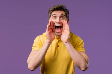 Dikkat, Yakışıklı Adam Bağırıyor, Eli Açık Ağız Yanı Başında Mor arka planda izole edilmiş ve ilanınız için fotokopi alanı var. Yüksek kalite 4k.