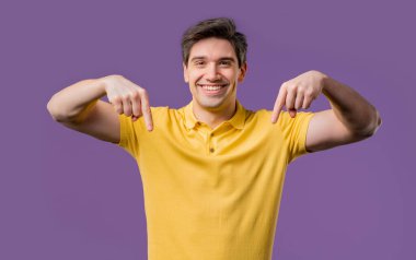 Olgun 30 'lu yaşlarda bir adam reklam alanını işaret ediyor. Violet geçmişi. Blog yazarı aşağıdaki aboneliğe tıklamak istiyor. Ticari fikirler, promosyon içeriği, çalışma alanı, modelleme için yer kopyala. Yüksek kalite