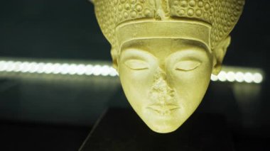 Firavun Tutankamon, gök mavisi bir taç içinde, burnu olmadan. Mısır kralı, Mısır müzesinde eski bir sergi. Tarihi, sanatsal ve kültürel projeler için mükemmel..
