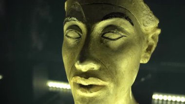 Eski Mısır firavunu Akhenaten 'ın Kraliyet maskesi, Mısır müzesinde sergileniyor. Tarihi, sanatsal ve kültürel projeler için mükemmel..