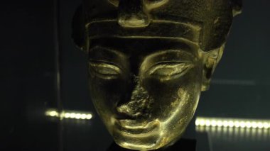 Eski Mısır firavunu Akhenaten 'ın Kraliyet maskesi, Mısır müzesinde sergileniyor. Tarihi, sanatsal ve kültürel projeler için mükemmel..