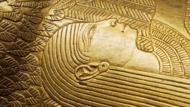 Altın mezar duvarına Isis duvarı oyması Macro 'nun tanrıça görüntüsü plakaya kazınmış kanatlar, eski Mısır. Tarihi, sanatsal ve kültürel projeler için mükemmel..