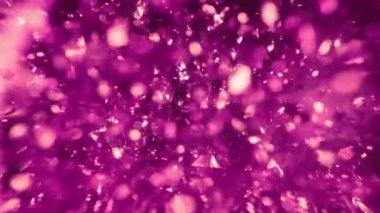 Metalik pembe parçacıklar kaotik bir şekilde hareket ediyor, parıldayan suda yüzüyor, makro sanat döngüsü arka planında. - Evet. Yüksek kalite 4k görüntü
