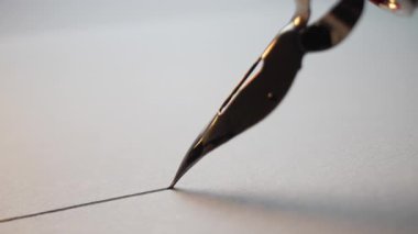 Parlak Metal Ucu ve Parlak Fıçıları olan Lüks Fıskiye Kalemi Macro. Beyaz desenli kağıt yüzeyine düz mürekkep satırı yazıyorum. Yüksek kalitede 4K görüntülerde zarif yazı. Klasik Araçlar.