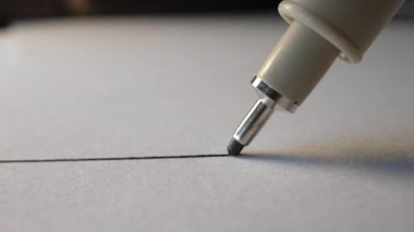Fineliner Pen Scribbling 'in Makro Yakın Çekimi. Düzgün mürekkep akışı, ince uç hareketi, kağıt dokusu. Çizim, el yazısı, kırtasiye konsepti. Yüksek kalite 4k görüntü