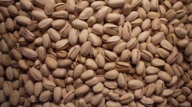 Organik tuzlu şam fıstığı, yumuşak doli hareketli yakın plan. Yüksek protein, besleyici atıştırmalık, çıtır çıtır. Doğal kabuklar sergiliyor, baş döndürücü şekiller. Makro 4K kalite.