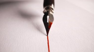 Lüks dolmakalem ucunu kağıt üzerinde pürüzsüzce süzülürken yakalama makro görüntüsü, kusursuz mürekkep izi bırakıyor. Zarif Kaligrafi Hobisi, Retro Vintage tarzı, el yazısı.