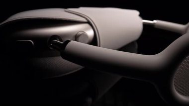 Orijinal New Apple AirPods MAX 2 kablosuz kulaklık yıldız ışığı renginde. Aktif Gürültü İptal Teknolojisi, Uyarlamalı EQ, Şeffaflık modu h1 çipleri ve Siri. Yüksek kalite 4k görüntü