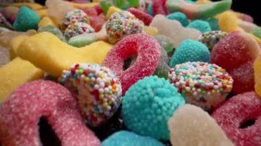 Jöle jelibon ayıcıkları dokusu arka planının aşırı makro kaygan görüntüsü. Renkli marmelat şekerlemeleri. Yüksek kalite 4k görüntü