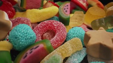 Jöle jelibon ayıcıkları dokusu arka planının aşırı makro kaygan görüntüsü. Renkli marmelat şekerlemeleri. Yüksek kalite 4k görüntü