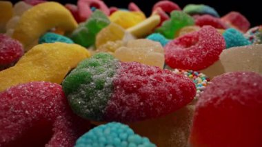 Jöle jelibon ayıcıkları dokusu arka planının aşırı makro kaygan görüntüsü. Renkli marmelat şekerlemeleri. Yüksek kalite 4k görüntü