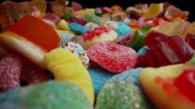 Jöle jelibon ayıcıkları dokusu arka planının aşırı makro kaygan görüntüsü. Renkli marmelat şekerlemeleri. Yüksek kalite 4k görüntü
