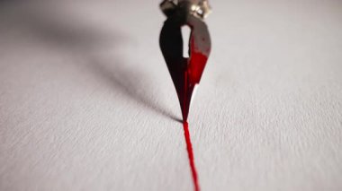 Lüks dolmakalem ucunu kağıt üzerinde pürüzsüzce süzülürken yakalama makro görüntüsü, kusursuz mürekkep izi bırakıyor. Zarif Kaligrafi Hobisi, Retro Vintage tarzı, el yazısı.