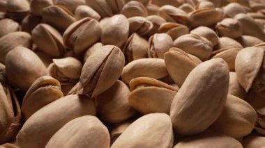 Organik tuzlu şam fıstığı, yumuşak doli hareketli yakın plan. Yüksek protein, besleyici atıştırmalık, çıtır çıtır. Doğal kabuklar sergiliyor, baş döndürücü şekiller. Makro 4K kalite.