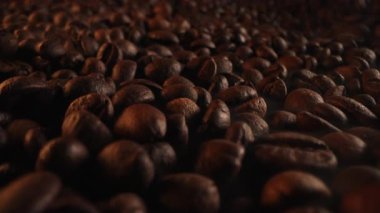 Makro Aromatik Kavrulmuş Kahve Fasulyesi. Doğal desenli yüzey. Zengin aroma, kafein konsepti. Sabah enerjisi. Taze organik tohumlar. Kolombiya Arap hasadı. Yüksek kalite 4k görüntü