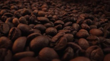 Makro Aromatik Kavrulmuş Kahve Fasulyesi. Doğal desenli yüzey. Zengin aroma, kafein konsepti. Sabah enerjisi. Taze organik tohumlar. Brezilya ya da Kosta Rika Arabika hasadı. Yüksek kalite 4k