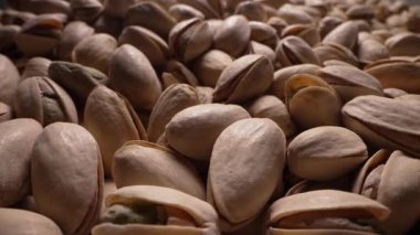 Organik tuzlu şam fıstığı, yumuşak doli hareketli yakın plan. Yüksek protein, besleyici atıştırmalık, çıtır çıtır. Doğal kabuklar sergiliyor, baş döndürücü şekiller. Makro 4K kalite.