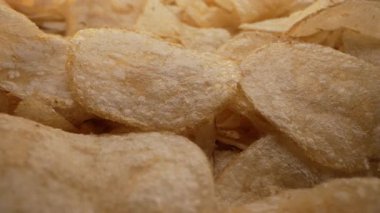 Çıtır patates, tuzlu cips, makroda kızarmış patates dilimleri. Sağlıksız abur cubur, kıtır kıtır kıtır dokular. Gıda görselleri için birinci sınıf reklam eklemesi. Yüksek kalite 4k görüntü