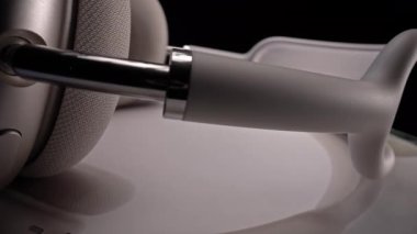 Orijinal New Apple AirPods MAX 2 kablosuz kulaklık yıldız ışığı renginde. Aktif Gürültü İptal Teknolojisi, Uyarlamalı EQ, Şeffaflık modu h1 çipleri ve Siri. Yüksek kalite 4k görüntü