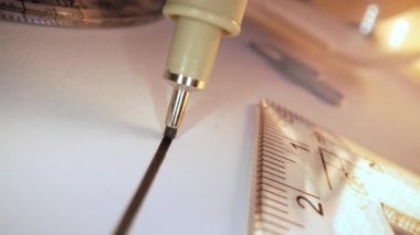 Fineliner Pen Scribbling 'in Makro Yakın Çekimi. Düzgün mürekkep akışı, ince uç hareketi, kağıt dokusu. Çizim, el yazısı, kırtasiye konsepti. Yüksek kalite 4k görüntü