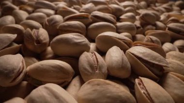 Organik tuzlu şam fıstığı, yumuşak doli hareketli yakın plan. Yüksek protein, besleyici atıştırmalık, çıtır çıtır. Doğal kabuklar sergiliyor, baş döndürücü şekiller. Makro 4K kalite.