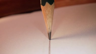 Beyaz kağıda düz çizgiler çizen tahta kalemli makro yakın plan. Tasarımcı projesi, sanat okulunda çalışmak ya da okumak. Grafiksel aletler. Yüksek kalite 4k görüntü