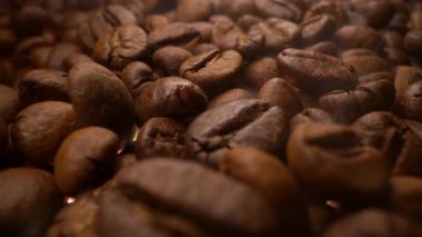 Makro Aromatik Kavrulmuş Kahve Fasulyesi. Doğal desenli yüzey. Zengin aroma, kafein konsepti. Sabah enerjisi. Taze organik tohumlar. Brezilya ya da Kosta Rika Arabika hasadı. Yüksek kalite 4k