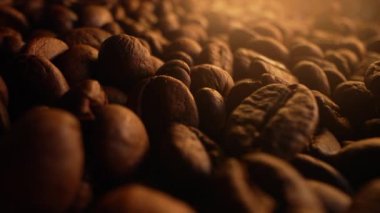 Makro Aromatik Kavrulmuş Kahve Fasulyesi. Doğal desenli yüzey. Zengin aroma, kafein konsepti. Sabah enerjisi. Taze organik tohumlar. Brezilya Arap hasadı. Yüksek kalite 4k görüntü
