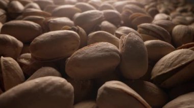 Organik tuzlu şam fıstığı, yumuşak doli hareketli yakın plan. Yüksek protein, besleyici atıştırmalık, çıtır çıtır. Doğal kabuklar sergiliyor, baş döndürücü şekiller. Makro 4K kalite.