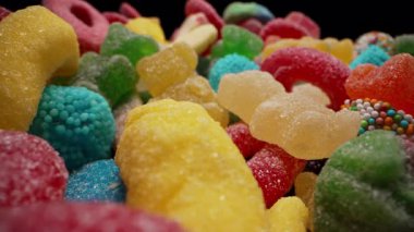 Jöle jelibon ayıcıkları dokusu arka planının aşırı makro kaygan görüntüsü. Renkli marmelat şekerlemeleri. Yüksek kalite 4k görüntü