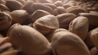 Organik tuzlu şam fıstığı, yumuşak doli hareketli yakın plan. Yüksek protein, besleyici atıştırmalık, çıtır çıtır. Doğal kabuklar sergiliyor, baş döndürücü şekiller. Makro 4K kalite.