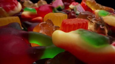 Jöle jelibon ayıcıkları dokusu arka planının aşırı makro kaygan görüntüsü. Renkli marmelat şekerlemeleri. Yüksek kalite 4k görüntü