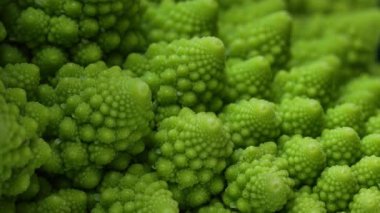 Sersemletici makro görüntüler taze Romanesco lahanası, karmaşık fraktal desenler, canlı yeşil renkler. Sağlıklı beslenme, organik gıda, doğal geometrik güzellik. Yüksek kalite 4k