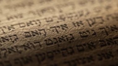 İbranice İncil. Nadir bulunan kutsal Yahudi mirası yazıtlarını araştırıyorum. Makrodaki saygı duyulan el yazısı metni. Kutsal sayfalar, eski Tevrat kitapları..