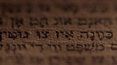İbranice İncil. Nadir bulunan kutsal Yahudi mirası yazıtlarını araştırıyorum. Makrodaki saygı duyulan el yazısı metni. Kutsal sayfalar, eski Tevrat kitapları..