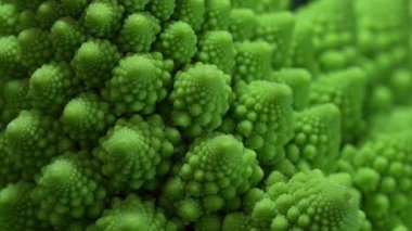 Sersemletici makro görüntüler taze Romanesco lahanası, karmaşık fraktal desenler, canlı yeşil renkler. Sağlıklı beslenme, organik gıda, doğal geometrik güzellik. Yüksek kalite 4k