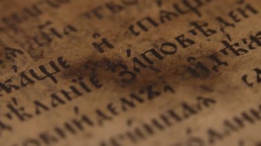Slav İncili 'nin sürgülü görüntüleri, mum lekeli eski sayfalar, Hıristiyanlar için antik dini İncil kutsal kitabı. Ortodoks, mezmur, 19. yüzyıl, dualar, ilahiler. Slavonik Kiril Kilisesi.