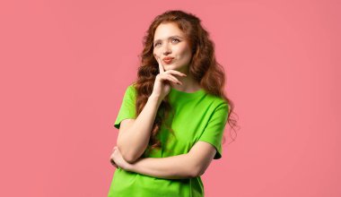 Pembe stüdyo geçmişindeki yaşlı kadını düşünüyorum. Zeki bir kadın cevabı buluyor ya da ne unuttuğunu hatırlamaya çalışıyor. Hafıza konsepti. Yüksek kalite