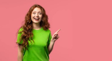 Gülümseyen 30 'lu yaşlardaki bayan reklamınız için boş bir yer arıyor. Önerilen kadın sağ tarafı işaret ediyor, boşluğu kopyalayın. Kadın, pembe arka planda izole edilmiş bir şey sunuyor. Yüksek kalite