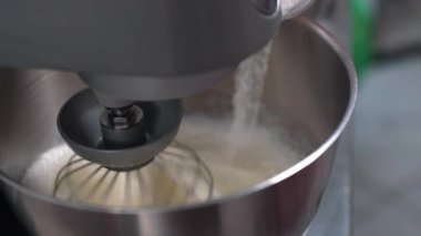 Elektrikli Spiral Hamur Karıştırma Makinesi Kek Hamuru 'nu metal kasede karıştırıyor. Mutfak, pasta, mutfak hazırlığı. Fırın ekipmanları. Yüksek kalite 4k görüntü