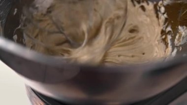 Pasta seviyelendirme için gezegensel karıştırıcı dondurma çırpın. Vanilyalı tereyağı yakın plan. Hassas hamur işleri, badem kurabiyeleri, tartlar, glütensiz fırınlar. Yüksek kalite 4k görüntü