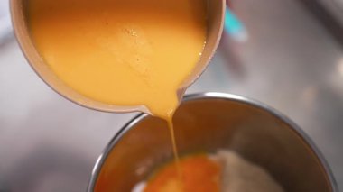 Sarı sarılar metal büfe karıştırıcı kasesine eklenir. Pişirmek için yumurta çırpıyorum. Pişirme, tarifler, sünger keki, kurabiyeler, tatlılar. Omlet, kahvaltı konsepti. Kaliteli 4k görüntü