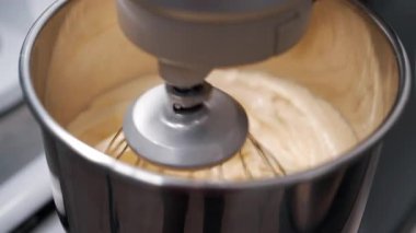 Karıştırıcı, glütensiz badem unu hamurunu ipek dokuya karıştırıyor. Sağlığa duyarlı pişirme - badem kurabiyesi, kek, tart, glütensiz hamur işi. Yüksek kalite 4k görüntü