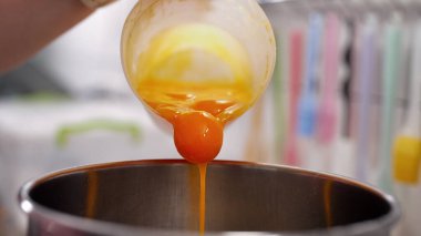 Sarı sarılar metal büfe karıştırıcı kasesine eklenir. Pişirmek için yumurta çırpıyorum. Pişirme, tarifler, sünger keki, kurabiyeler, tatlılar. Omlet, kahvaltı konsepti. Kalite
