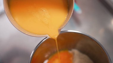 Sarı sarılar metal büfe karıştırıcı kasesine eklenir. Pişirmek için yumurta çırpıyorum. Pişirme, tarifler, sünger keki, kurabiyeler, tatlılar. Omlet, kahvaltı konsepti. Kalite 