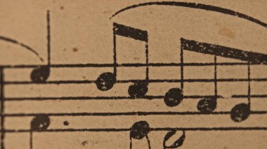 Mozart 'ın kaygan makrosu nota kağıdıyla birlikte eski bir kitap. Arşiv el yazmaları, piyano için klasik müzik notaları. Müzisyenler için eğitici semboller. Yüksek kalite