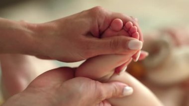 Eğitimli ellerden masaj gören yeni doğan bebeklerin klinik yakın çekimi. Pediatrik fizyoterapide kullanılan teknikler, motor gelişimi desteklemek için yenidoğan bakımı, duyusal entegrasyon