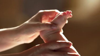 Yeni doğan çocuk için rahatlatıcı rutin, masaj teknikleri. Erken kaynaşma, sağlıklı gelişme, hayatın ilk haftalarında cilt koruması. Doğum desteği, organik bebek kozmetik ürünleri ve dikkatli ebeveynlik..